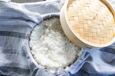 Basit gıda malzemeleri konsepti, geleneksel Asya bambu buharlı suşi pilavı.