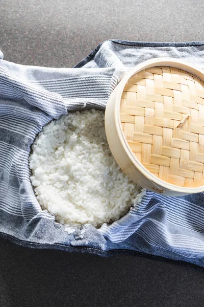 Semplice Concetto Ingredienti Alimentari Riso Sushi Appiccicoso Nel Tradizionale Vapore — Foto Stock