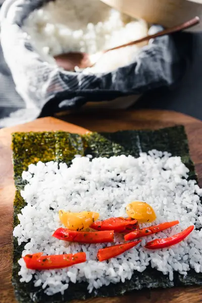 健康的な植物性食品レシピのコンセプト ビーガン寿司と海苔ともち米のカプセシウムはキッチンカウンターで調製取得 — ストック写真