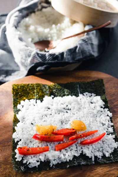 健康的な植物性食品レシピのコンセプト ビーガン寿司と海苔ともち米のカプセシウムはキッチンカウンターで調製取得 — ストック写真