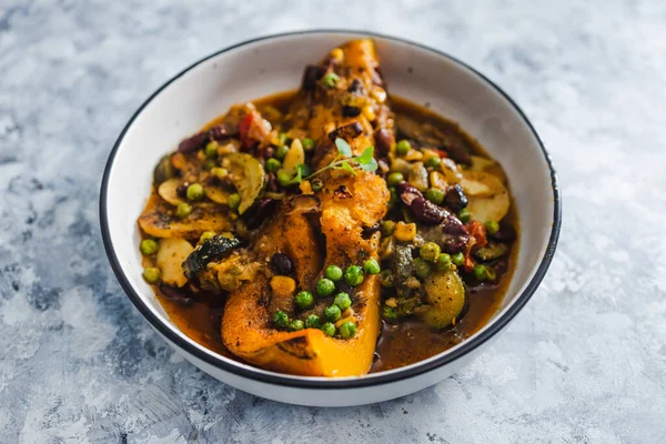 Gesundes Pflanzliches Ernährungskonzept Veganer Butternuss Kürbisbraten Mit Bohnen Und Gemischtem — Stockfoto