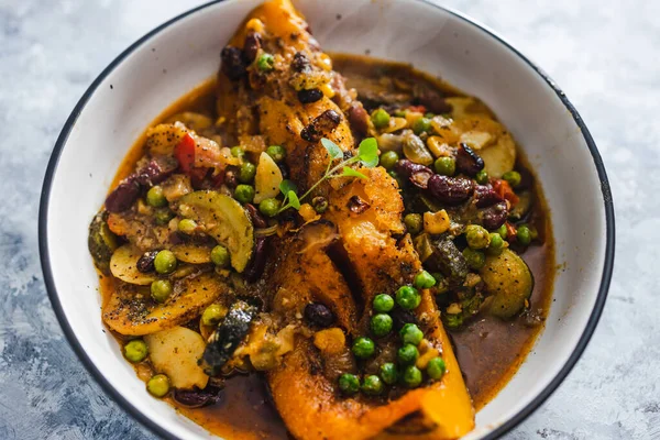 Gesundes Pflanzliches Ernährungskonzept Veganer Butternuss Kürbisbraten Mit Bohnen Und Gemischtem — Stockfoto