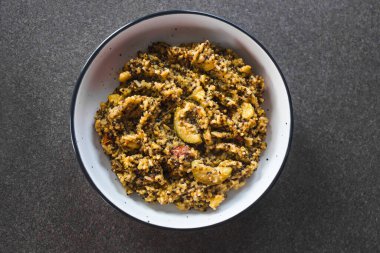 sağlıklı bitkisel yemek tarifleri konsepti, vegan pesto kinoa ve Akdeniz sebzeli pirinç