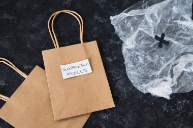 ekolojik tercihler ve çevresel farkındalık kavramı, Sürdürülebilir Ürünler etiketi tekrar kullanılabilir poşetlerde plastik poşetin yanında