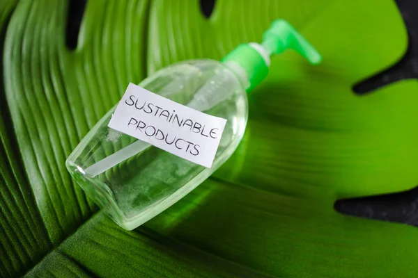 生態学的選択と環境意識の概念 暗い背景に熱帯の葉と洗浄製品の持続可能な製品ラベル — ストック写真
