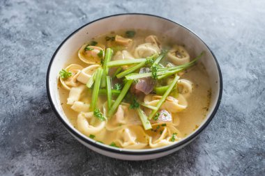 sağlıklı bitkisel yemek tarifleri konsepti, sebze suyu ve kerevizli vegan ravioli makarna. 