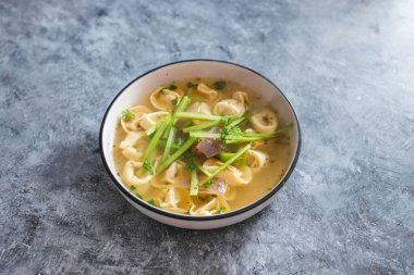 sağlıklı bitkisel yemek tarifleri konsepti, sebze suyu ve kerevizli vegan ravioli makarna. 