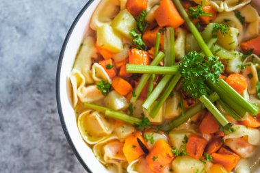 sağlıklı bitkisel yemek tarifleri konsepti, sebze çorbası ile vejetaryen ravioli makarna kabak ve tatlı patates küpleri ve kereviz çubukları.