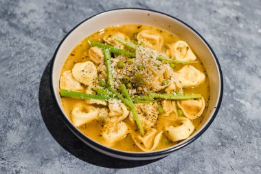 Sağlıklı bitkisel yemek tarifleri konsepti, sebze suyu ve kereviz soslu vejetaryen ravioli makarna.