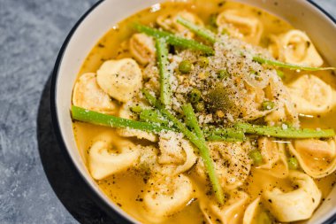 Sağlıklı bitkisel yemek tarifleri konsepti, sebze suyu ve kereviz soslu vejetaryen ravioli makarna.