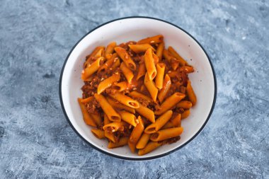 sağlıklı bitkisel yemek tarifleri konsepti, vejetaryen makarna kırmızı pesto ve fasulye salamı soslu