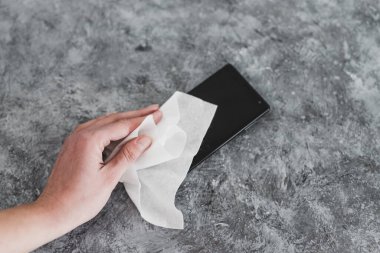 covid-19 'dan sonra yeni normallik ve yüzeyleri sterilize etmek, virajı düzleştirmek ve virüsleri ve bakterileri önlemek için dezenfektanla el temizleme akıllı telefonu