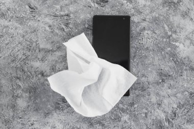 covid-19 'dan sonra yeni normallik ve yüzeyleri dezenfekte etme, akıllı telefonu dezenfektanla temizleme eğriyi düzleştirmek ve virüsleri ve bakterileri önlemek için