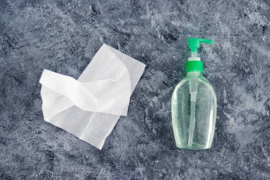 Covid-19 'dan sonra yeni normallik ve karantinada yaşam, bakteri ve virüslere karşı yüzeyleri dezenfektan ve el dezenfektanı da dahil olmak üzere sterilize etmek için temizlik malzemeleri