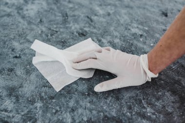 COVid-19 sonrası yeni normal ve karantinada yaşam, el dezenfektan kullanarak virüslerden ve bakterilerden temiz beton yüzey.