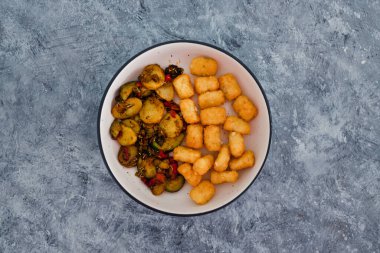 Sağlıklı bitkisel yemek tarifleri kavramı, soya soslu sotelenmiş Akdeniz sebzeleri ve kızarmış patates kraliyet ailesi.
