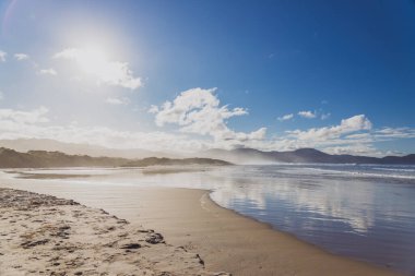 Tazmanya 'nın Marion Körfezi' nde el değmemiş, el değmemiş bir Avustralya plajı.