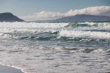 Güçlü dalgalar ve el değmemiş Avustralya sahilleri Tazmanya 'nın Marion Körfezi' nde güzel bir kış gününde hiç kimse olmadan.