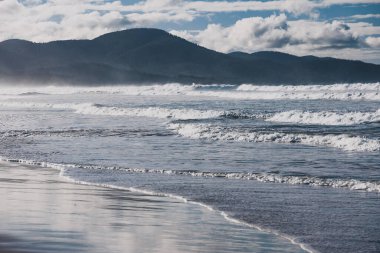 Tazmanya 'nın Marion Körfezi' nde el değmemiş, el değmemiş bir Avustralya plajı.