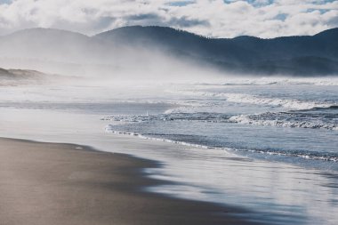 Tazmanya 'nın Marion Körfezi' nde el değmemiş, el değmemiş bir Avustralya plajı.