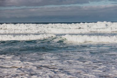 Güçlü dalgalar ve el değmemiş Avustralya sahilleri Tazmanya 'nın Marion Körfezi' nde güzel bir kış gününde hiç kimse olmadan.