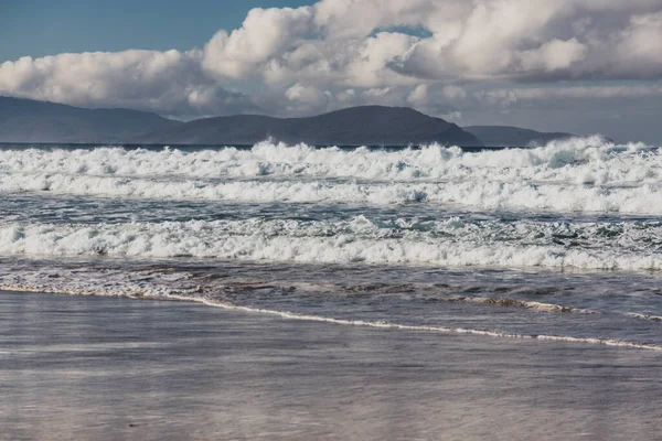 強い波と美しい冬の日に誰もいないタスマニアのマリオン湾の手付かずのオーストラリアのビーチ — ストック写真