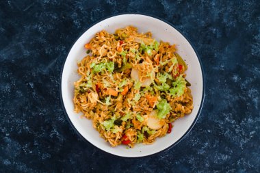 sağlıklı bitkisel yemek tarifleri konsepti, sebzeli vejetaryen zencefilli erişte ve rendelenmiş kerevit.