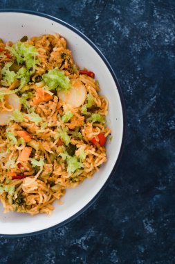 sağlıklı bitkisel yemek tarifleri konsepti, sebzeli vejetaryen zencefilli erişte ve rendelenmiş kerevit.