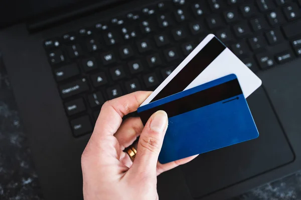 Koncepcja Zakupów Internetowych Lub Bankowości Internetowej Ręczne Trzymanie Kart Płatniczych — Zdjęcie stockowe
