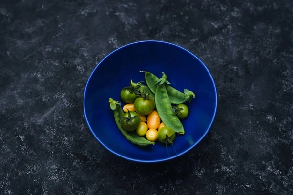 Concepto Ingredientes Alimentarios Simples Tazón Con Guisantes Recién Recogidos Diminutos —  Fotos de Stock