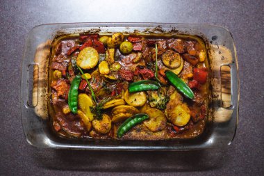 sağlıklı bitkisel yemek tarifleri konsepti, vegan domates patatesi ve fırın tepsisinde kızartılmış bezelye.