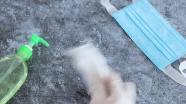 Covid-19 'dan sonra yeni normallik ve karantinada yaşam, el dezenfektanı kullanmak virüslerden ve bakterilerden temiz beton yüzey elde dezenfektan ve maske kullanmak.