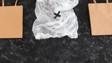 Ekolojik seçimler ve çevresel farkındalık kavramı, Sürdürülebilir Ürünler etiketi plastik poşetlerin yanına çizilmiş ve kamera eğimli