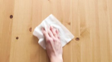 Bakteri ve virüslerin dezenfekte yüzeyleri, el temizliği ahşap sehpa ile dezenfektan ıslak mendil konsepti covid-19 sonrası yeni normal