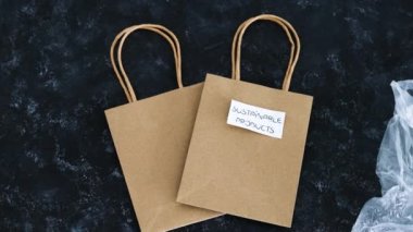 ekolojik tercihler ve çevresel farkındalık kavramı, Sürdürülebilir Ürünler etiketi tekrar kullanılabilir poşetlerde plastik poşetin yanında