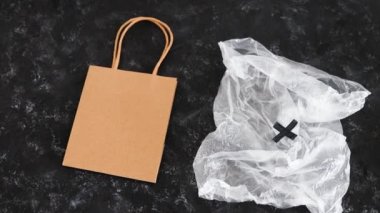 Ekolojik tercihler ve çevresel farkındalık kavramı, Sürdürülebilir Ürünler etiketi plastik poşetlerin yanında ve kamera paneli