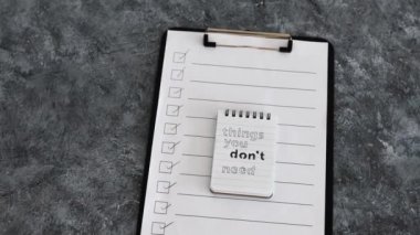 Minimalizm ya da kendini geliştirme ve içgözlem kavramı, metinlerle not alın Yapılacaklar listesi ve kamera paneli ile ihtiyacınız olmayan şeyler