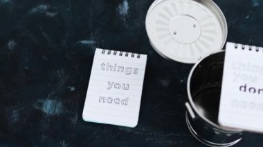Minimalizm ya da kendini geliştirme konsepti, ihtiyacınız olan metinleri içeren notlar ve çöp kutusu ve kamera ile yan yana ihtiyacınız olmayan şeyler.