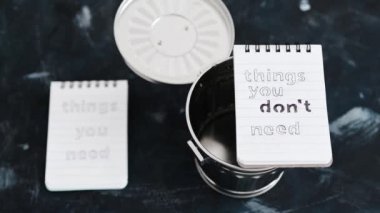 Minimalizm ya da kendini geliştirme konsepti, ihtiyacınız olan metinleri içeren notlar ve çöp ve odaklanma ile yan yana ihtiyacınız olmayan şeyler.