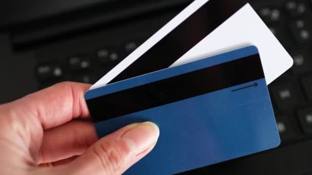 Online Shopping Internet Banking Έννοια Hand Holding Κάρτες Πληρωμής Εστιασμένο — Αρχείο Βίντεο
