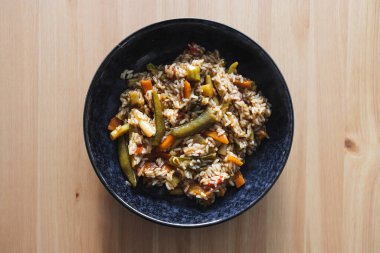 sağlıklı bitkisel yemek tarifleri konsepti, vejetaryen kızarmış pilav ve tatlı ve ekşi soslu sebze kızartması.