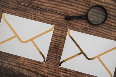 Gelen kutusu düzenleme kavramı, e-posta simgeleri yanyana büyüteçle filtrelemek için
