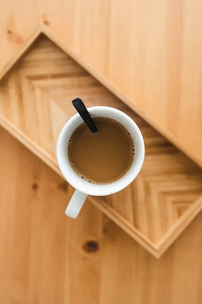 Yulaf Sütlü Latte Kupası Yukarıdan Aşağıya Perspektif Bambu Tepsi Üzerinde — Stok fotoğraf