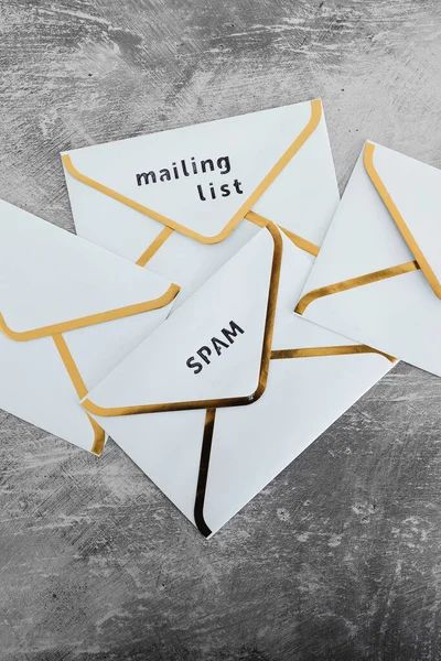 Inbox Organisatie Schoonmaakconcept Groep Mailenveloppen Met Etiketten Voor Inhoud Van — Stockfoto