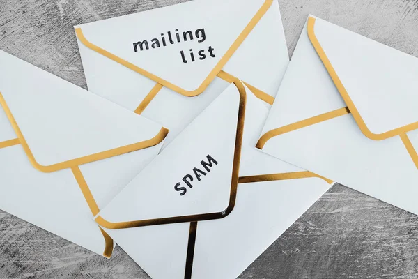 Posteingangsorganisation Und Aufräumkonzept Gruppe Von Mail Umschlägen Mit Etiketten Für — Stockfoto