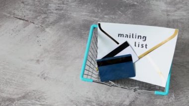e-posta pazarlama ve çevrimiçi satış kavramının tanıtımı, e-posta listesi posta zarfı simgesi, alışveriş arabasının içinde ödeme kartları ve kamera görüntüleme