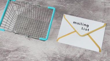 e-posta pazarlama ve çevrimiçi satış kavramının tanıtımı, ödeme kartları ve alışveriş arabası ve kamera görüntüleme ile E- posta Listesi zarf simgesi