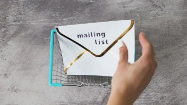 e-posta pazarlama ve çevrimiçi satış konseptini tanıtma, e-posta listesi simgesi ve ödeme kartlarını alışveriş arabasının içine yerleştirme