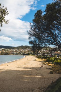 HOBART, TASMANIA - 1 Ağustos 2020: Güneşli bir kış gününde Blackmans Körfezi plajı, plajda çok az kişi varken, bölge Güney Hobart 'ın varlıklı bir banliyösüdür.