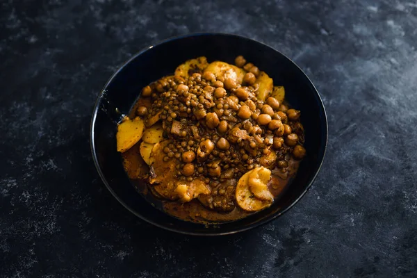 Gesundes Pflanzliches Ernährungskonzept Veganes Kartoffelbacken Mit Kichererbsen Und Linseneintopf — Stockfoto